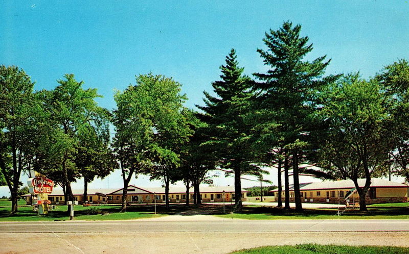 Golfview Motel - Old Postcard (newer photo)